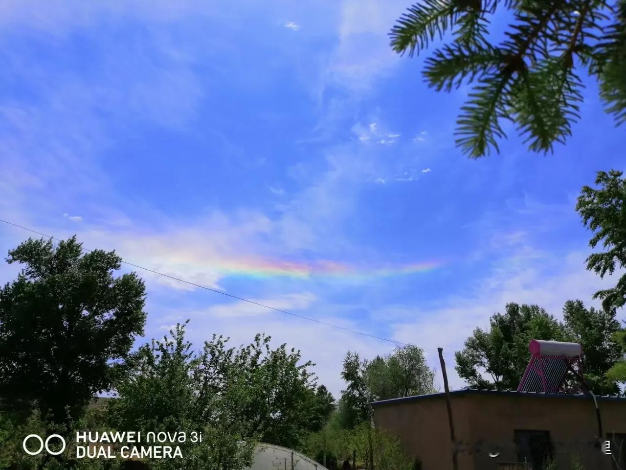 #随手拍一张天空照# 
来一张七彩详云:
我知道有一天，他会在一个万众瞩目的情况