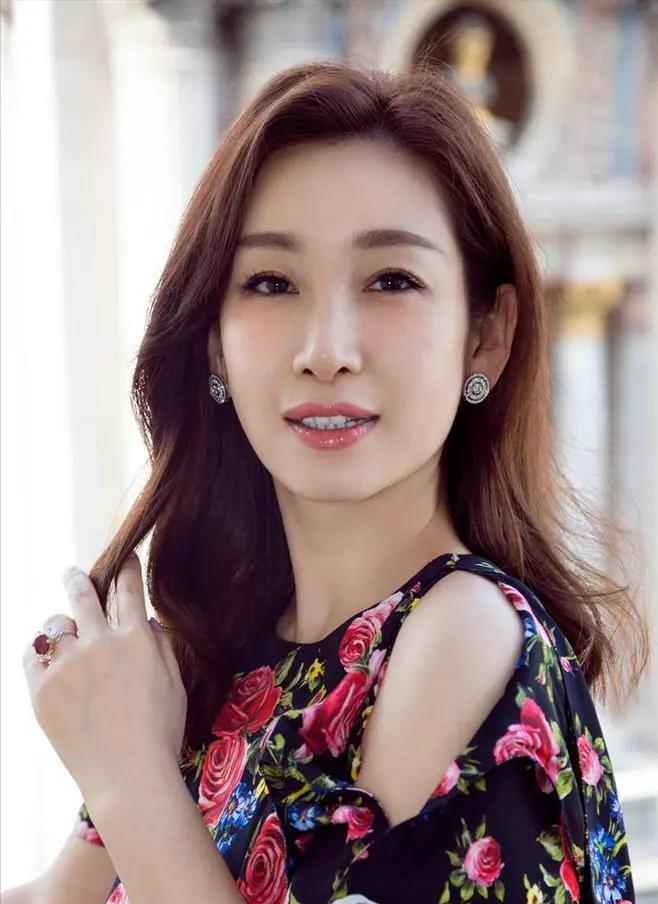 当年，秦海璐和身价20亿的李厚霖恋爱4年，正考虑要不要嫁给他时，却突然收到李厚霖