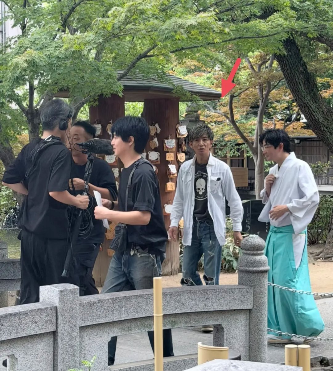 54岁木村拓哉在日本生田神社录节目被偶遇，他现在整个人变化好大，身形消瘦，瘦到皮