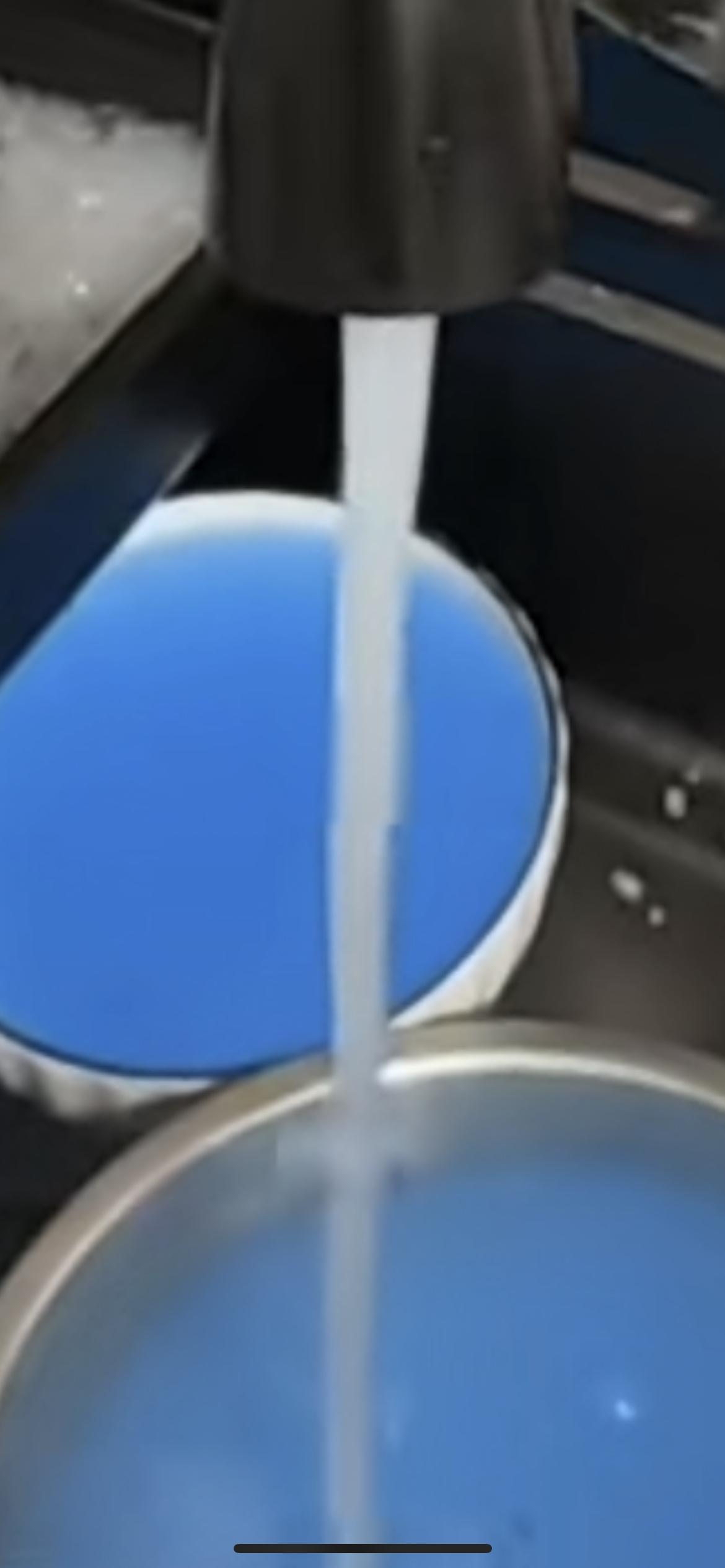 贵州遵义一小区自来水“蓝得看不到底”？更换管道后发现固体蓝色堆积，业主体检发现肺