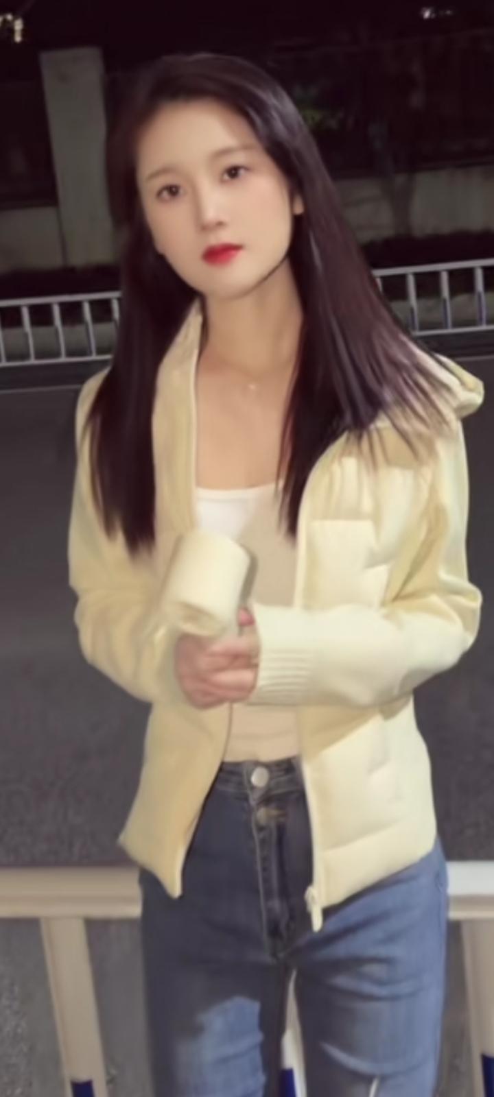 成年人的崩溃从不说出口，只是在深夜里，悄悄把情绪藏进沉默里。