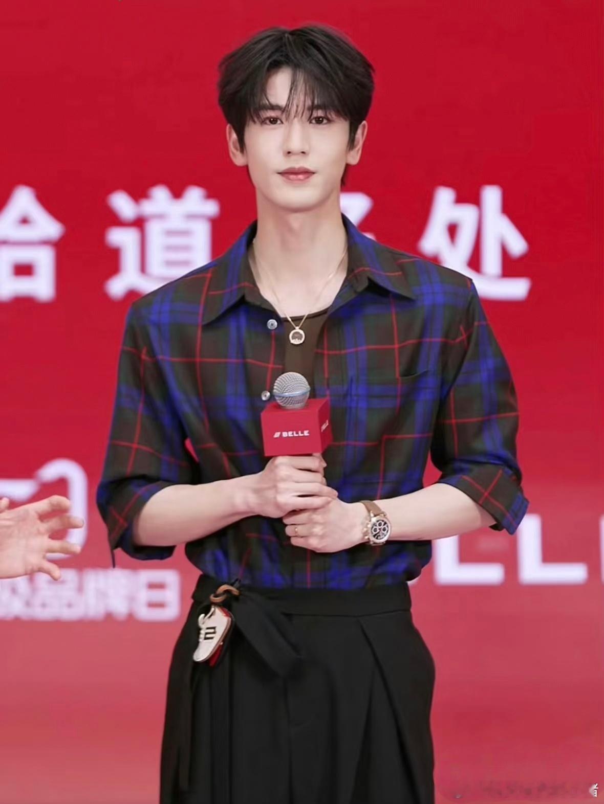 张凌赫、林一今日线下活动生图状态 ​​​