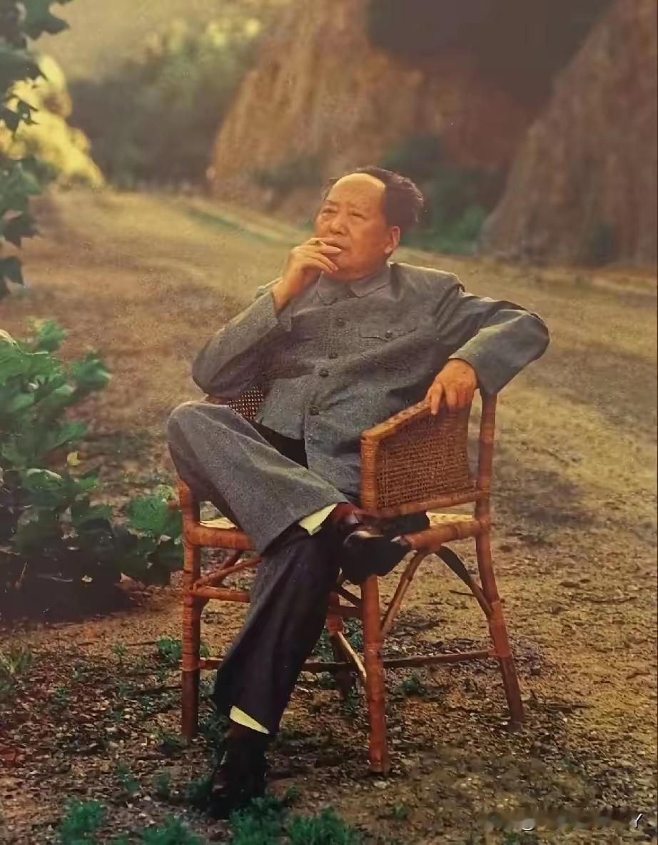 致敬毛主席：您给中国的，我们世世代代都记得！
 
每次抬头看五星红旗，心里总想起