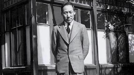 1972年，钱学森在中关村大街散步，遇到一个乞丐向他乞讨。当钱学森准备掏钱给乞丐