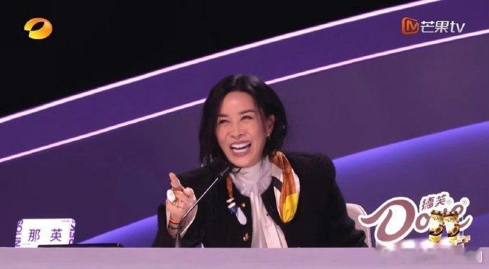 那英一旁学殷秀梅一旁笑声鸣远扬没想到那英还有这么俏皮的一面，跟着殷秀梅老师学唱歌