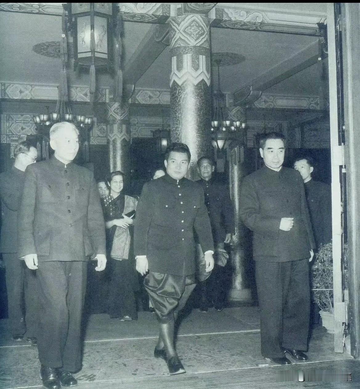 上世纪六十年代，刘少奇、周恩来举行宴会欢迎柬埔寨王国诺罗敦·西哈努克亲王。访问期