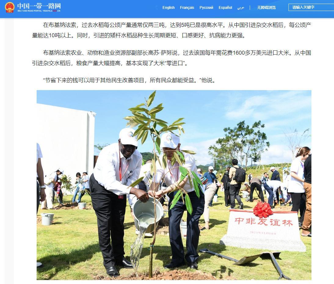 🔻可以跟龙餐馆对比的另一部片是《阿拉伯的劳伦斯》。🔻大卫·里恩用三小时多的沙