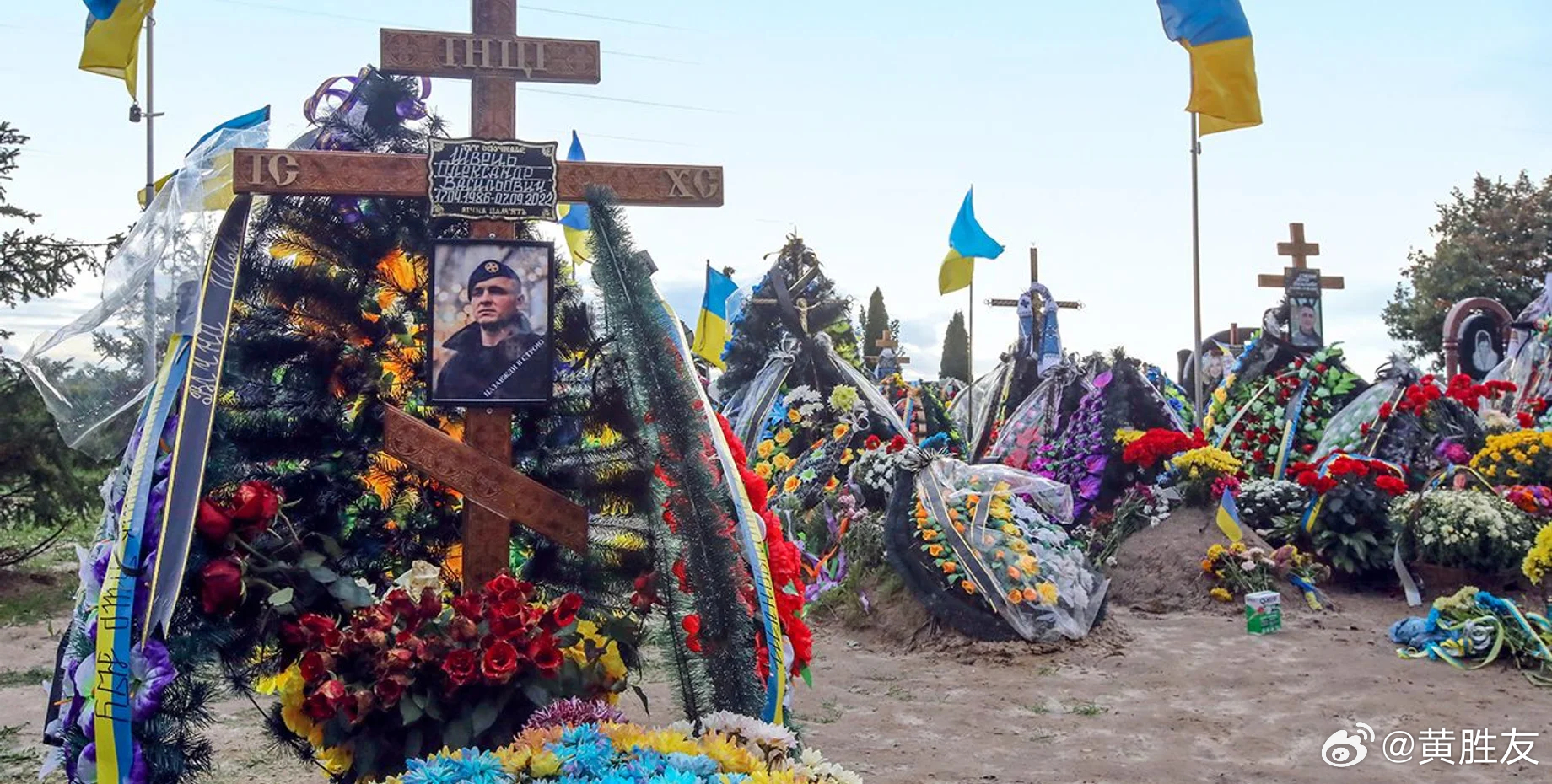 泽连斯基真敢说 泽连斯基称战争已致 5.5 万乌克兰人阵亡。 公开数据显示实际伤