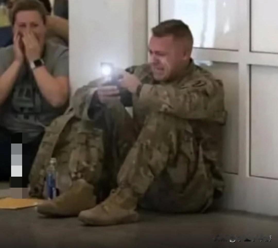 美国士兵Brooks Lindsey急切地想赶上航班，以便见证自己孩子的出生。然