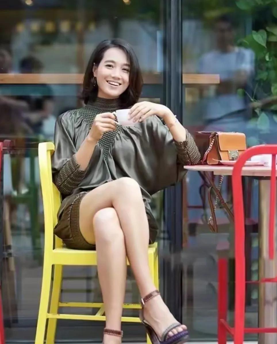 她不算漂亮，皮肤偏黑，但她才华出众，美丽，大方，是浙江台的女主持人！有学识，是个