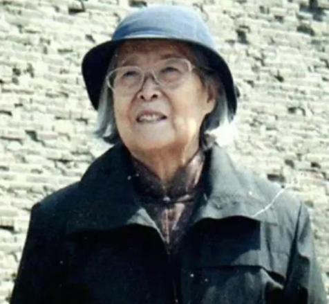 1949年，北平和平解放，傅作义的女儿傅冬菊为此立下了大功，然而全国解放后，傅冬
