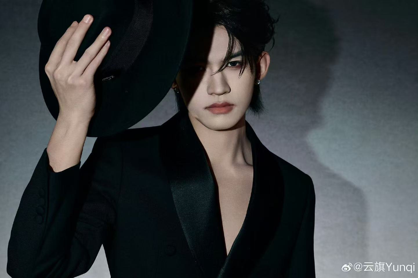 云旗高定云旗这身高定西装帅到失语，濮院时尚周造型气场全开，贵气感拉满，内娱新晋时