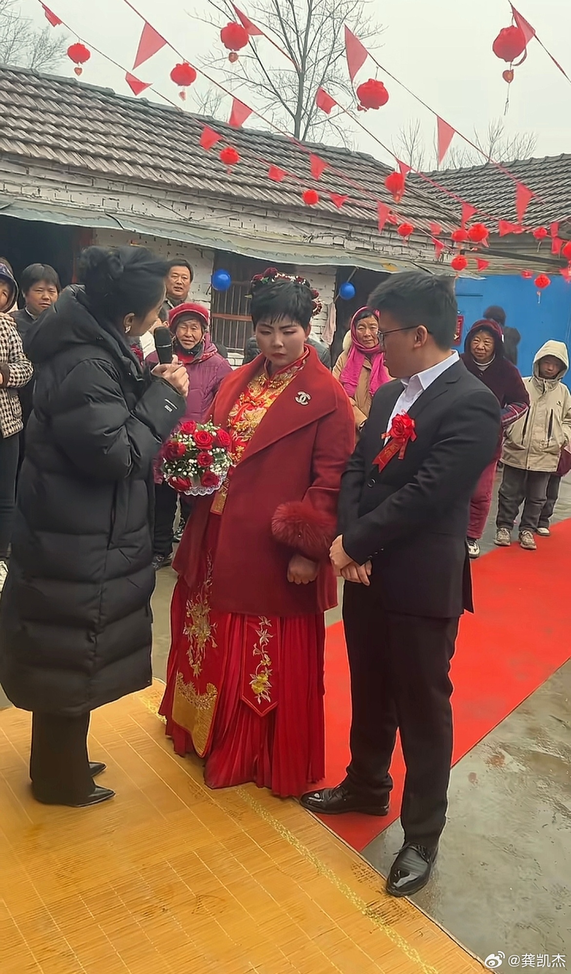 新娘好像很不乐意的样子～～