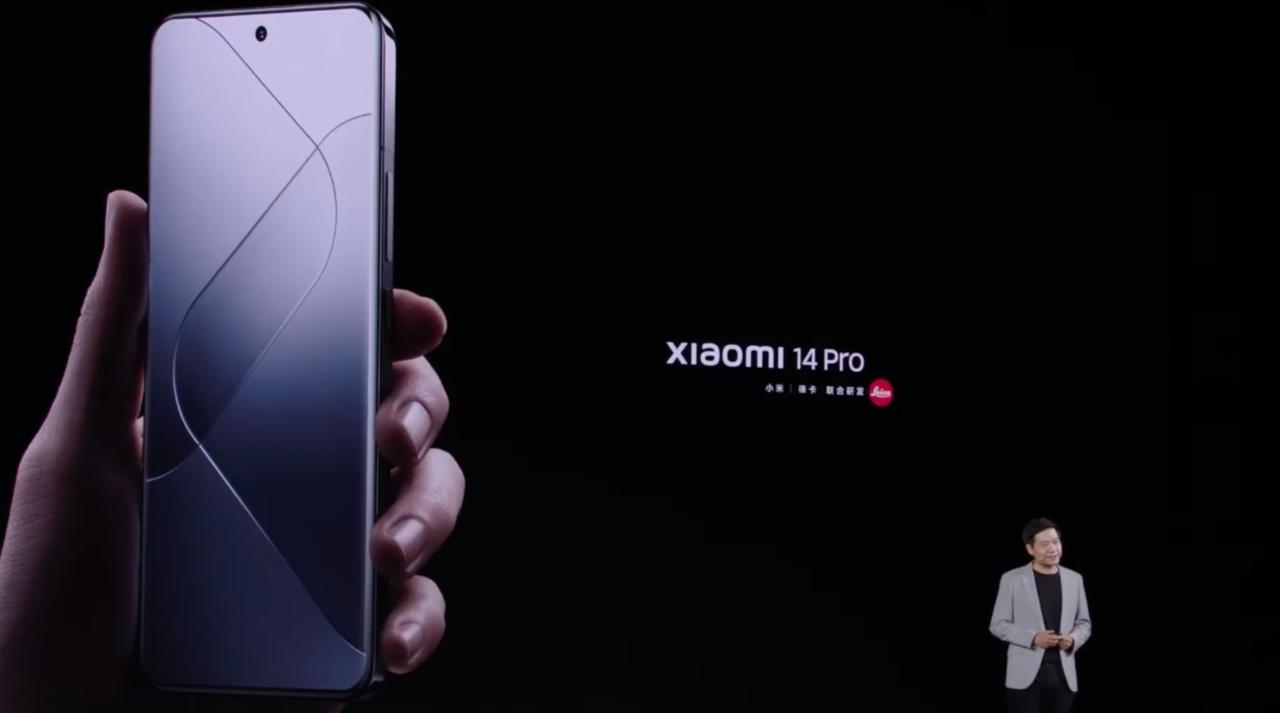 小米14 Pro这个屏幕直接拉满，又好看，还有龙晶玻璃，抗摔性能大幅提升。