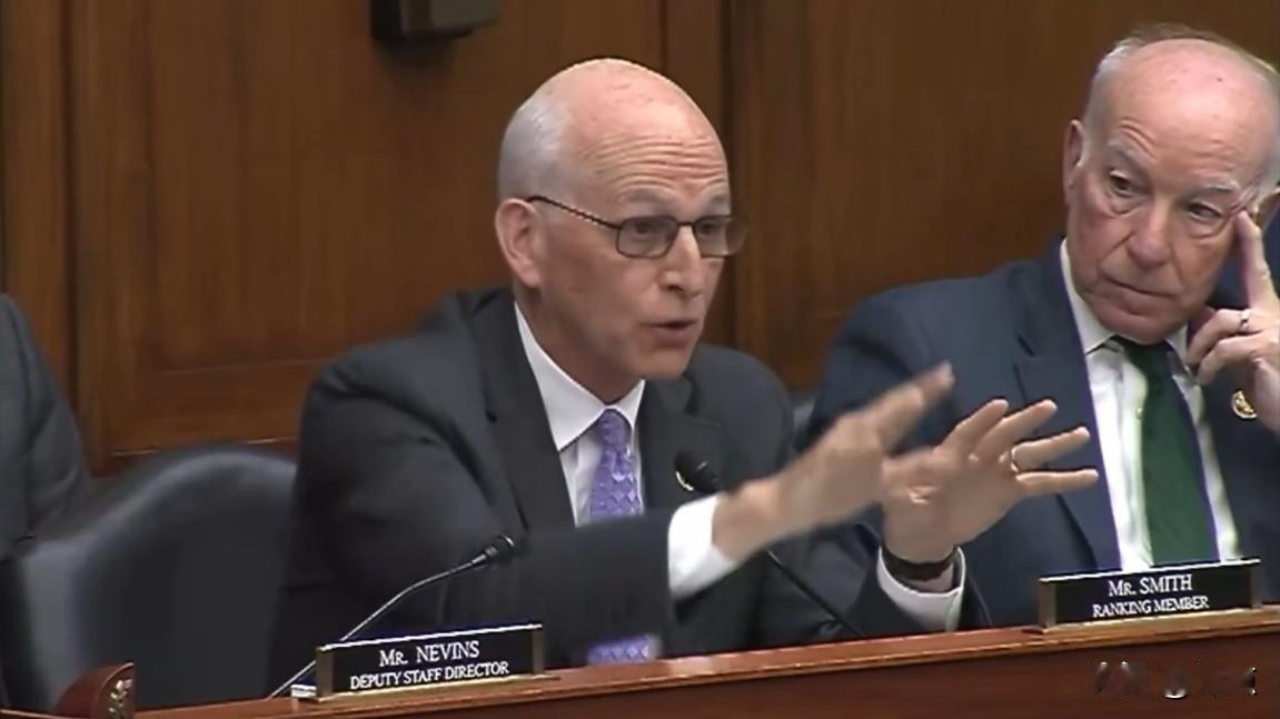 美国防部长赫格赛斯在对伊朗行动后首次参加听证会，一开始就吃了瘪。

赫格塞斯： 