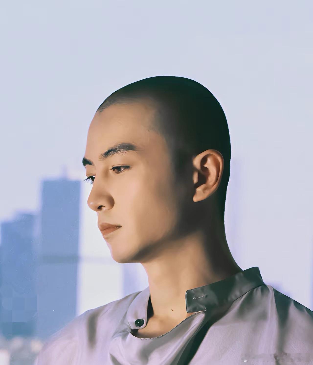 陈晓这人真的不知道怎么说在走红毯这件事情上本来大家都想着是着盛装打扮去亮亮相，而