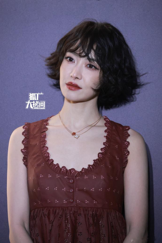 宋茜短发红裙宋茜短发卷毛 我们Victoria简直洋娃娃 