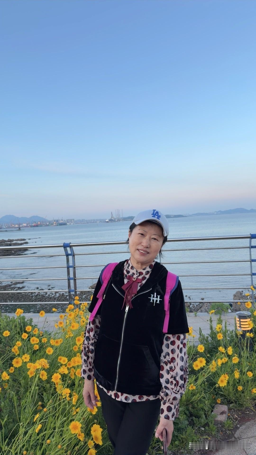 我是61岁的老阿姨，每天都过得忙碌又充实。

清晨早早起床，出门去遛可爱的毛孩子