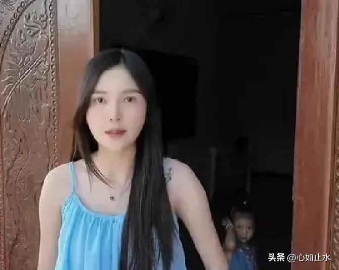 近期阿胜与阿拉相处的状态让很多粉丝都感到很迷茫。

两人所采取的一系列反差很大的