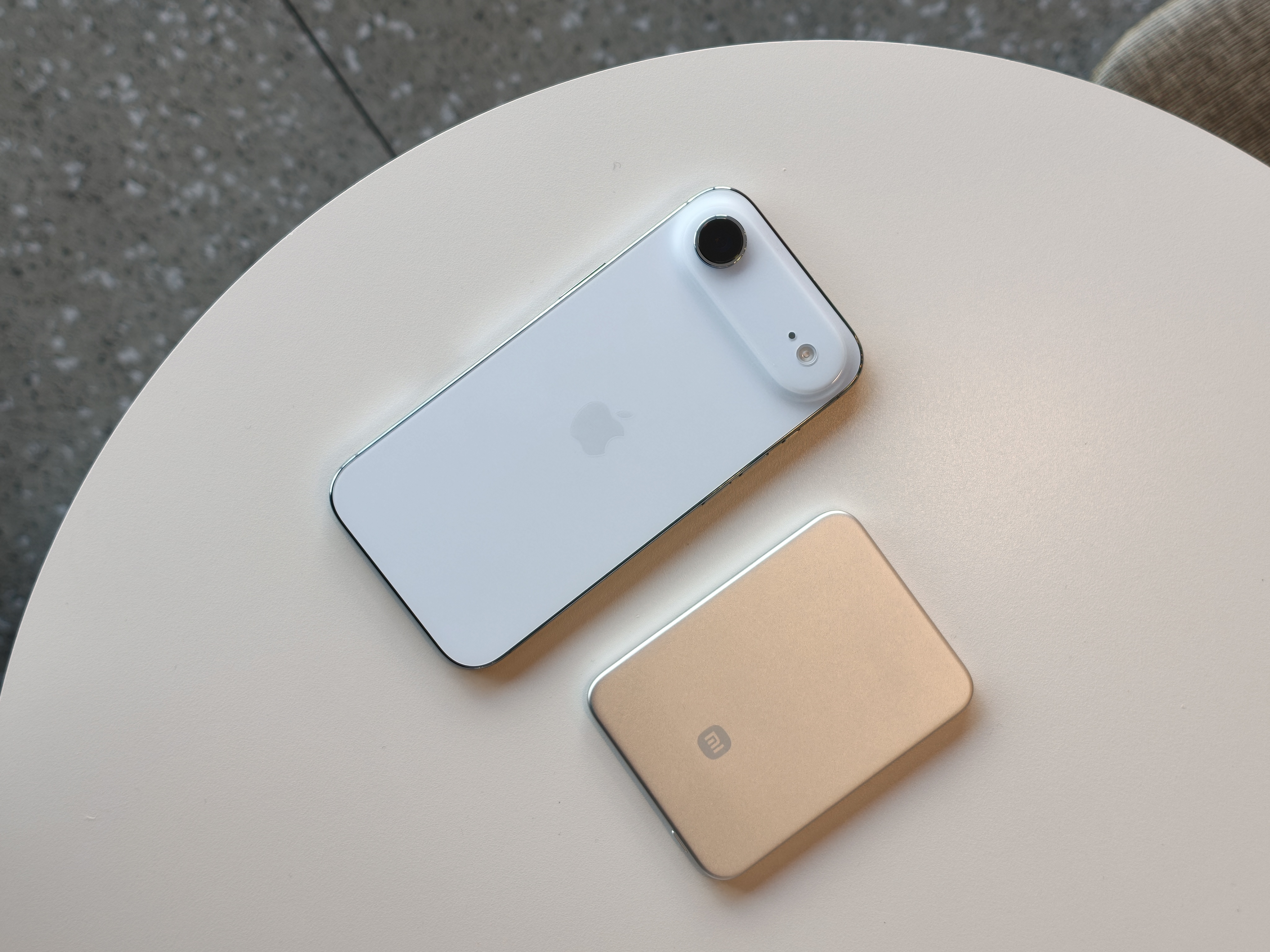 搞了个小米金沙江充电宝，这小玩意确实薄，倒是挺好看的，挺适合iPhone Air