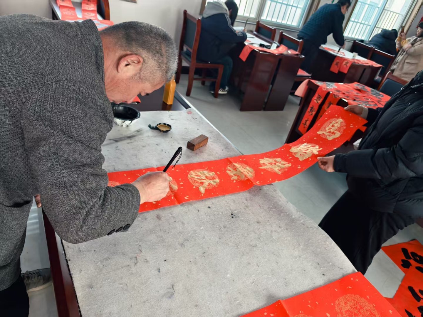 秦岭笑谈 【墨香润桑梓，儒韵暖新春】曲阜师范大学大学生寒假社会实践当笔尖的墨香遇