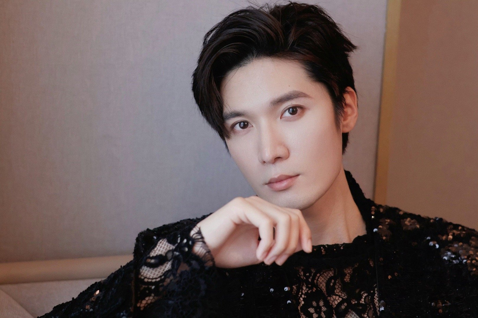 刘海宽拒绝吃陈情令老本 刘海宽官宣加盟《无限超越班4》，黑衬衫领带眼镜look，