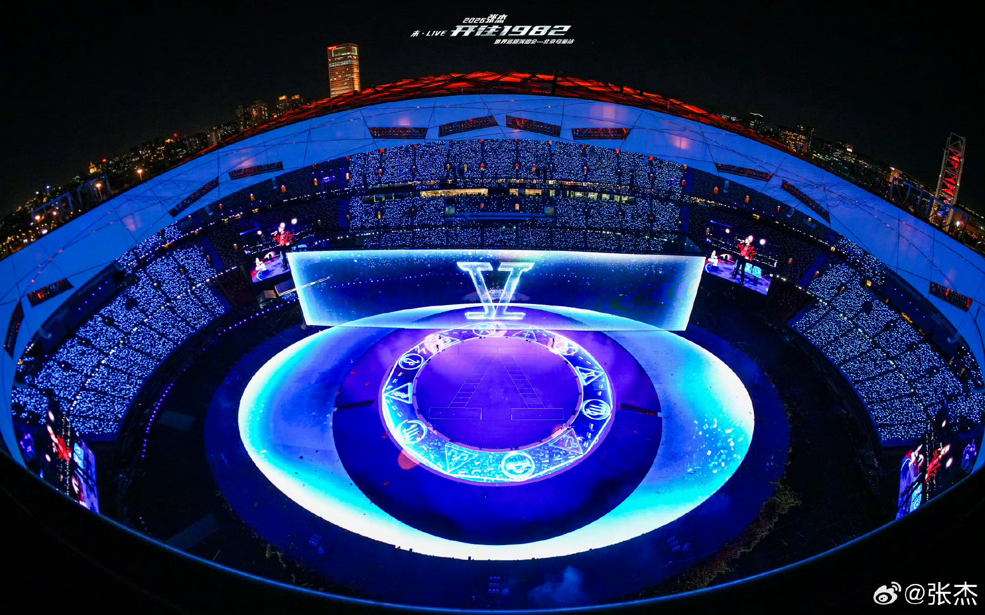 张杰越来越游刃有余从选秀舞台到鸟巢演唱会，张杰的live实力一路开挂！既能炫技又