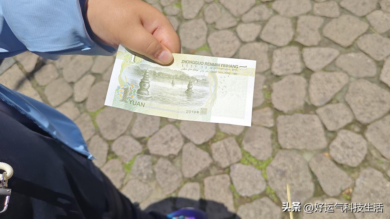杭州的出租车师傅也太暖心了，专程来浙江宾馆接我们直达雷峰塔门口。逛完雷峰塔，小孙