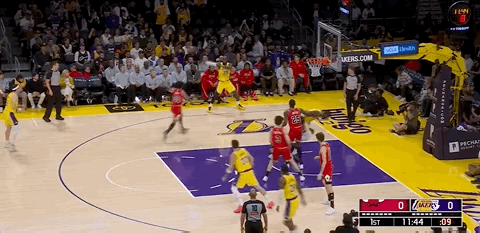 开始了！第一球，詹姆斯助攻里夫斯三分！公牛vs湖人