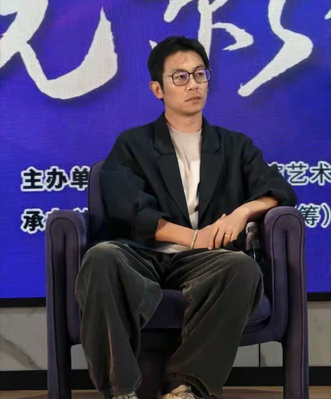 硬汉朱亚文现在面相都变了。很清冷，很白客跟以前完全两个人的感觉。 