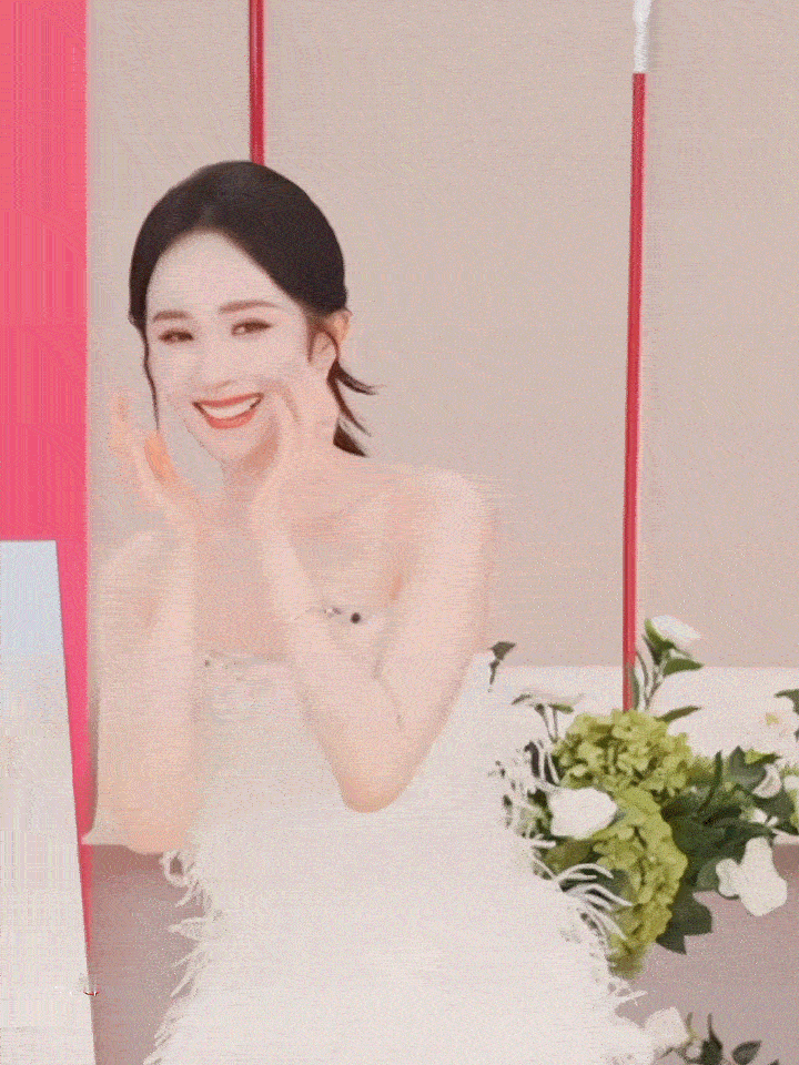 杨幂直播差点滑倒幂:这算什么事，洒洒水啦～ 
