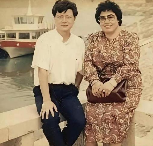 1959年，18岁陈丽华与北京电信系统某高管结婚，生了1子2女后，俩人和平分手，