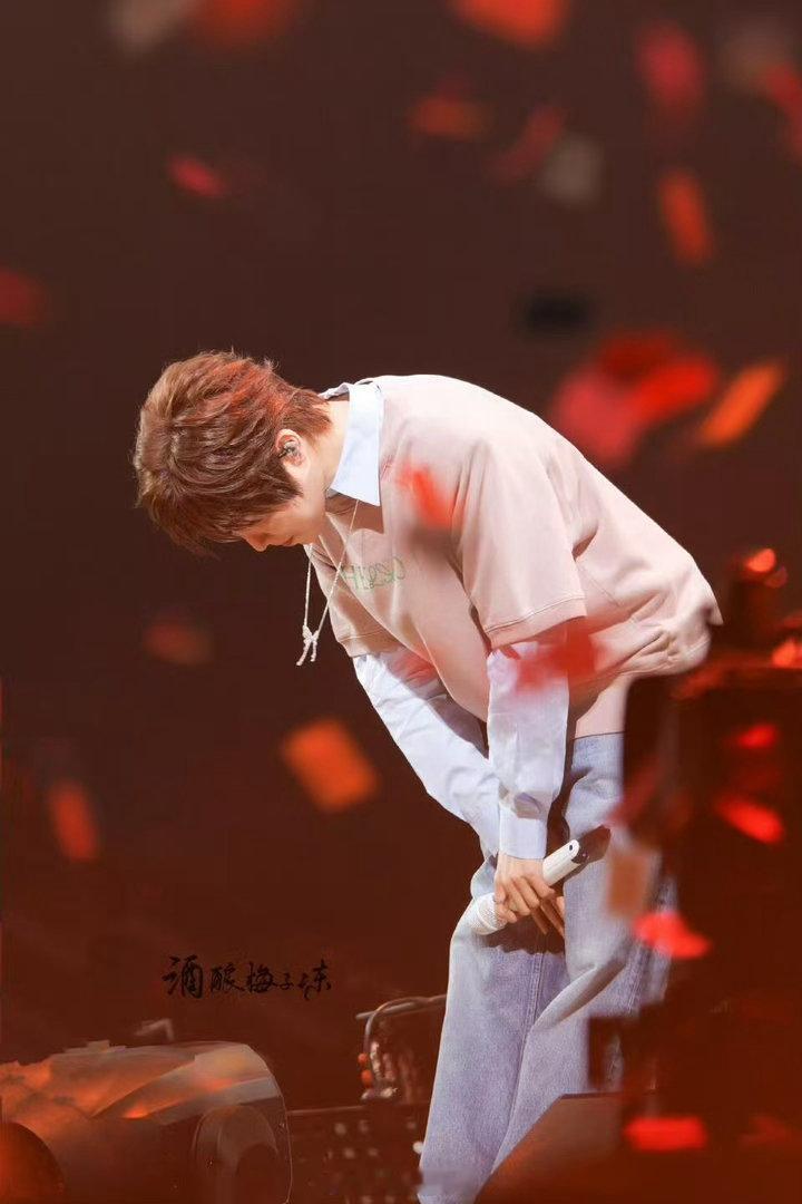徐良还是当年足够火徐良演唱会沉浸式文艺复兴 徐良的演唱会不搞花里胡哨的舞美，就是