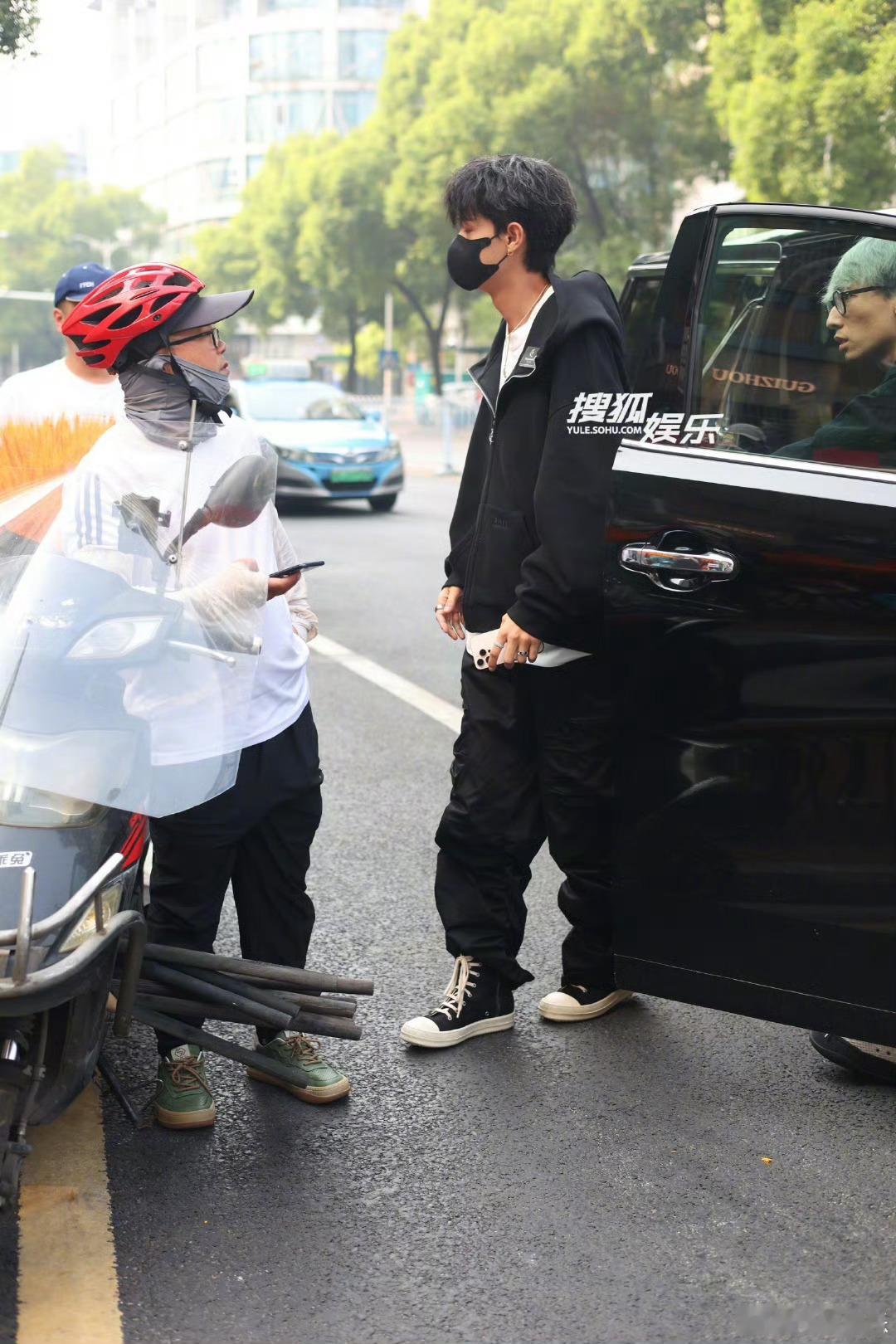 #秦霄贤被曝出轨后首现身#出轨风波，是真是假？以后还怎么上综艺了[允悲] ​​​