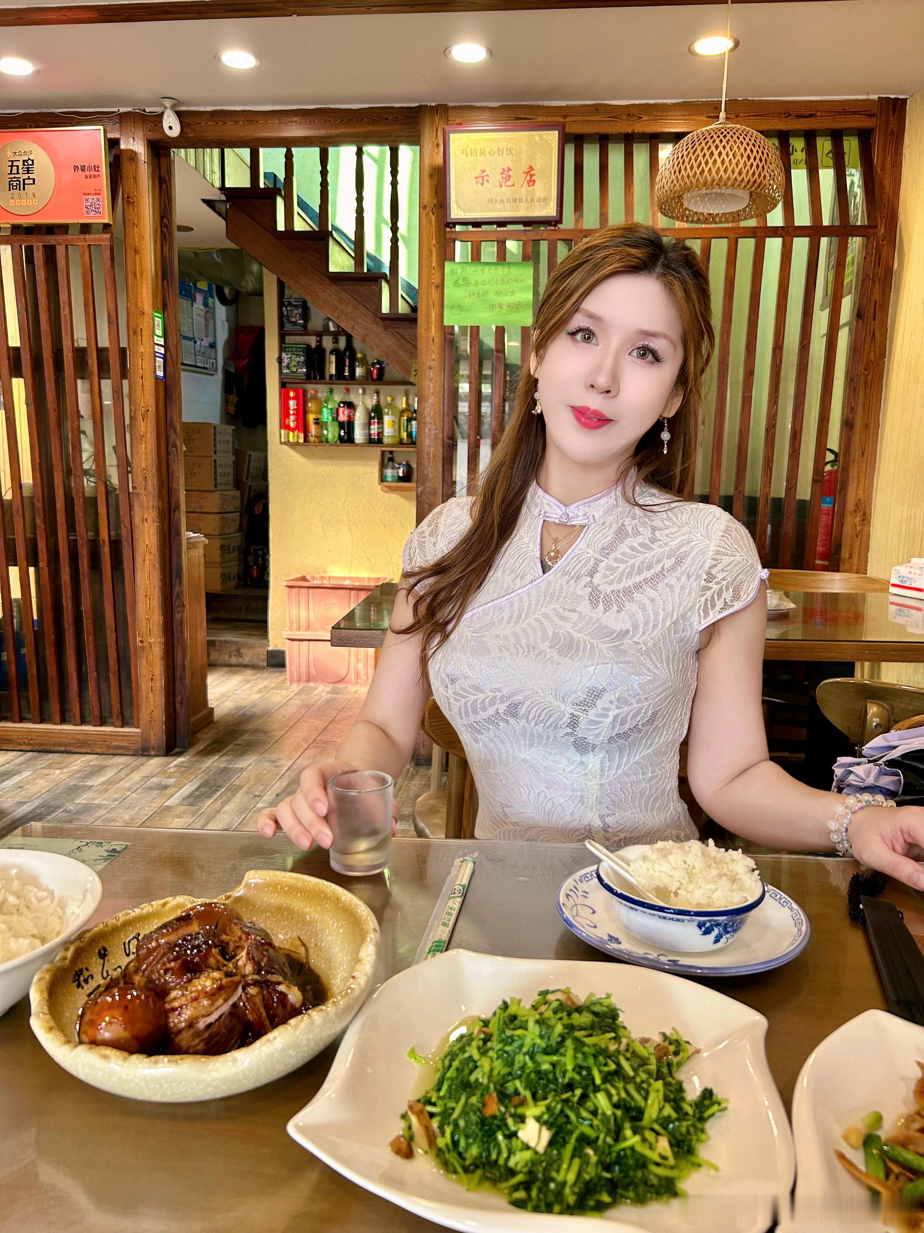我要山 要海 要自由  开玩笑的  我要去吃饭了  ​​​