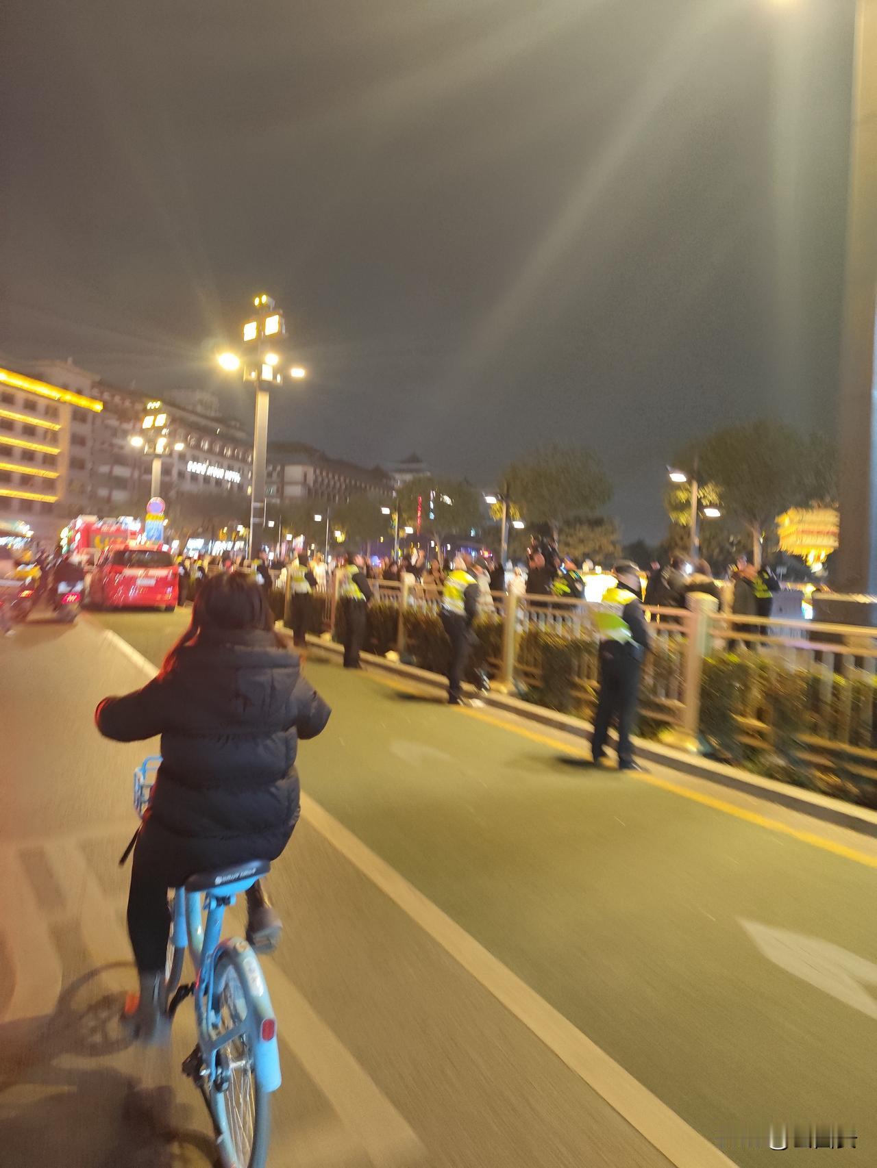 平安夜，城里的路况竟然是这样？感觉路边的警察比逛街的市民还多！晚7点左右从北门骑