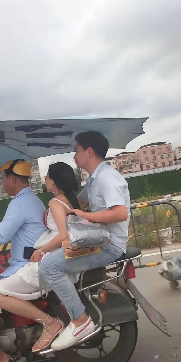 只说中间的哪位美女，看起来是才华与颜值并存，打个出租车应该是不成问题，为什么要挤