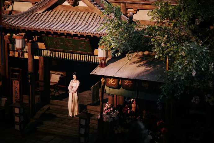 卢昱晓古画美人照进现实  卢昱晓的古装扮相简直美翻了！她的笑容如同春日里最娇俏的