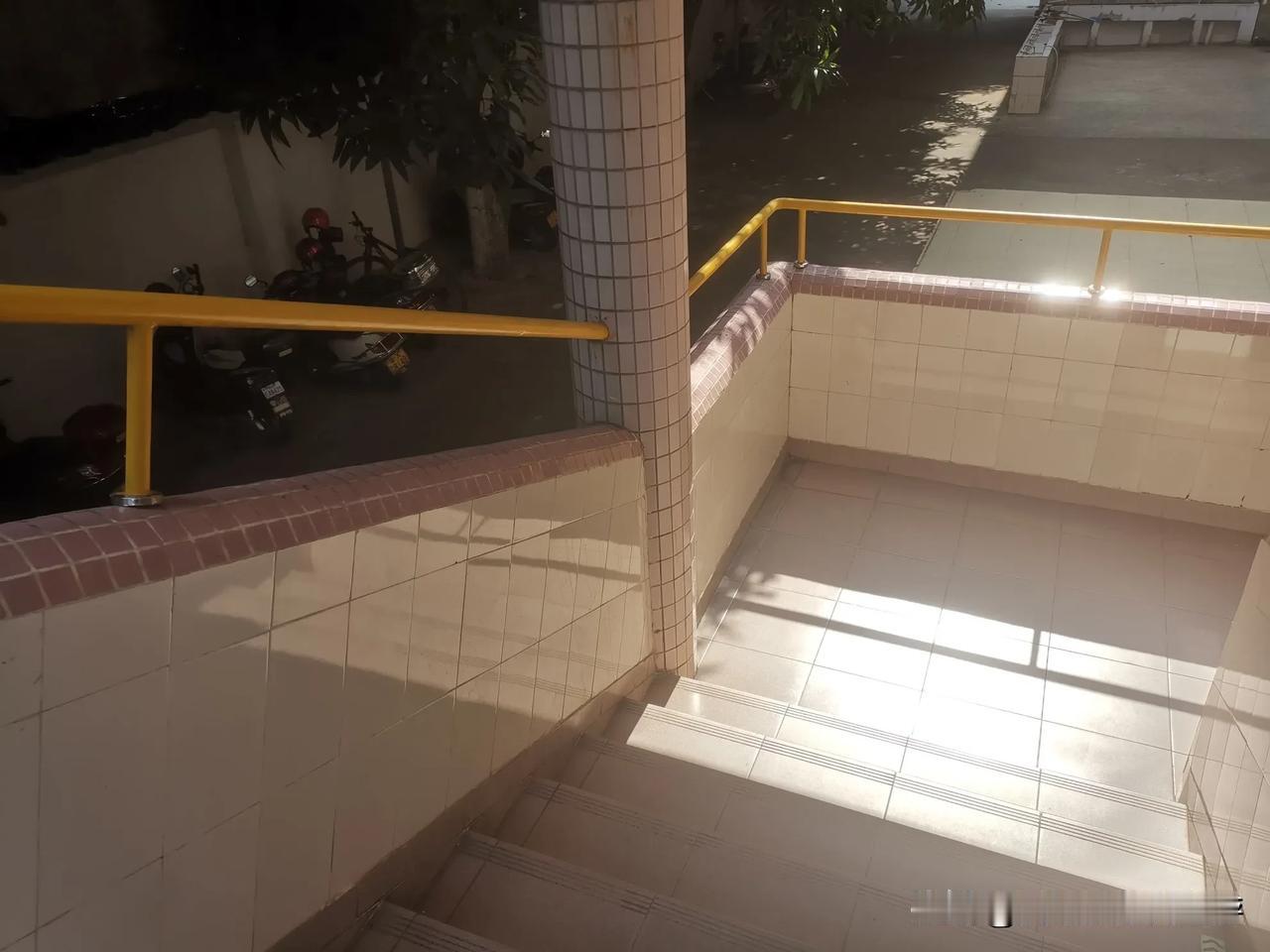 午后的阳光，照在楼梯上