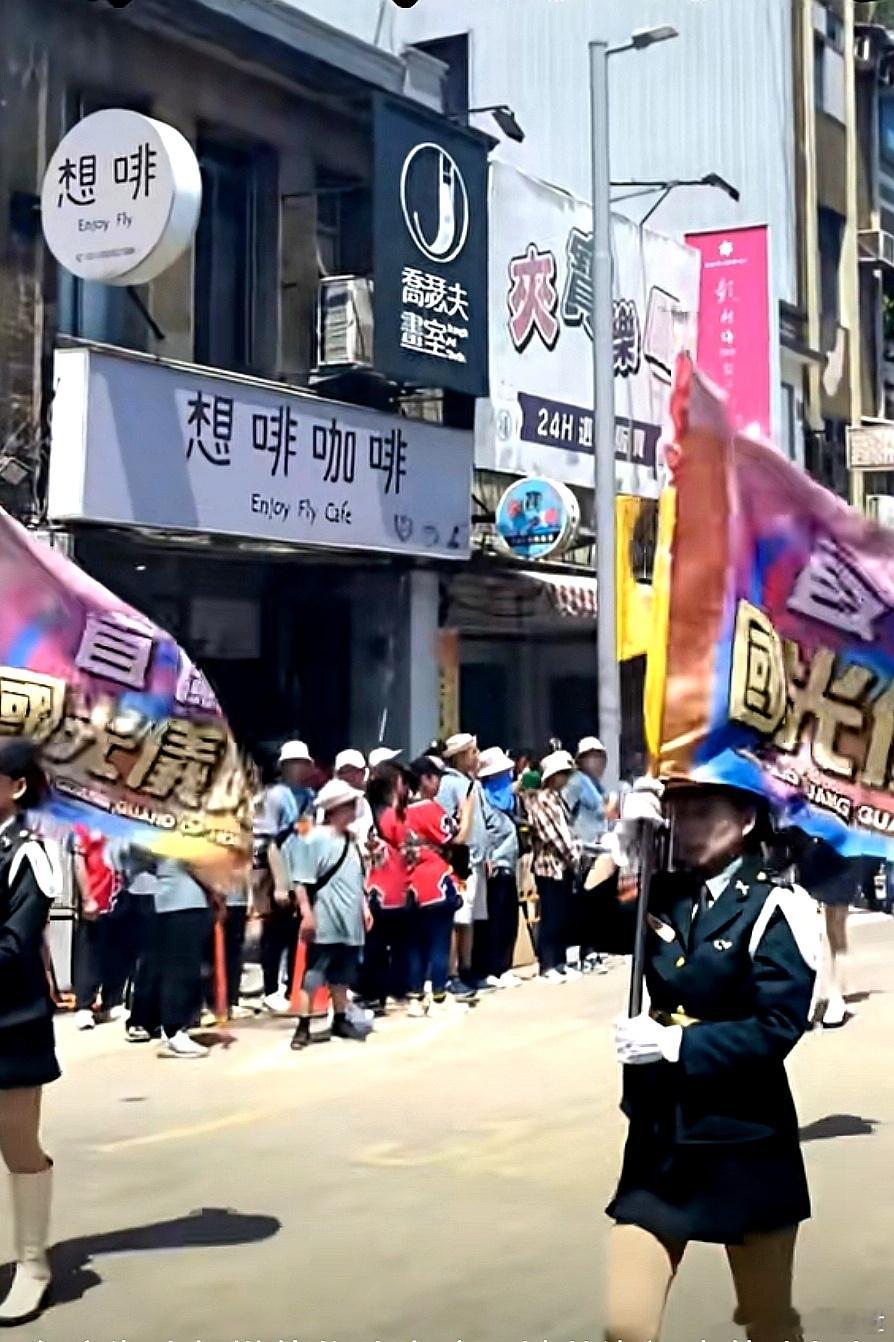 台湾街头的仪队表演，被英姿飒爽的小姐姐们惊艳到！这阵仗气势你打几分？印象里的国光