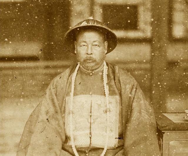 1958年的一天，为了修建战备公路，湖南长沙跳马镇白竹村村民将左宗棠墓挖开，发现