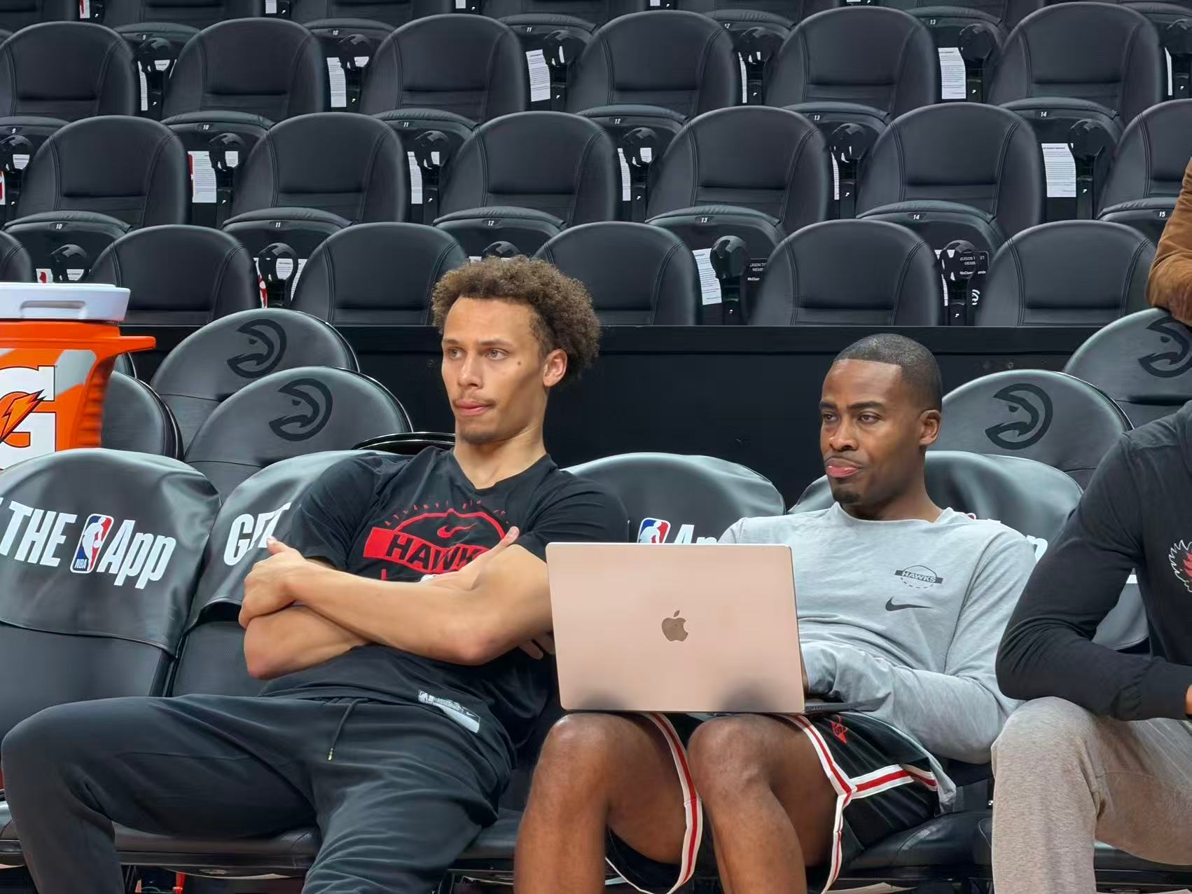 前方报道📷这两位在想什么呢chinahawks // 亚特兰大老鹰