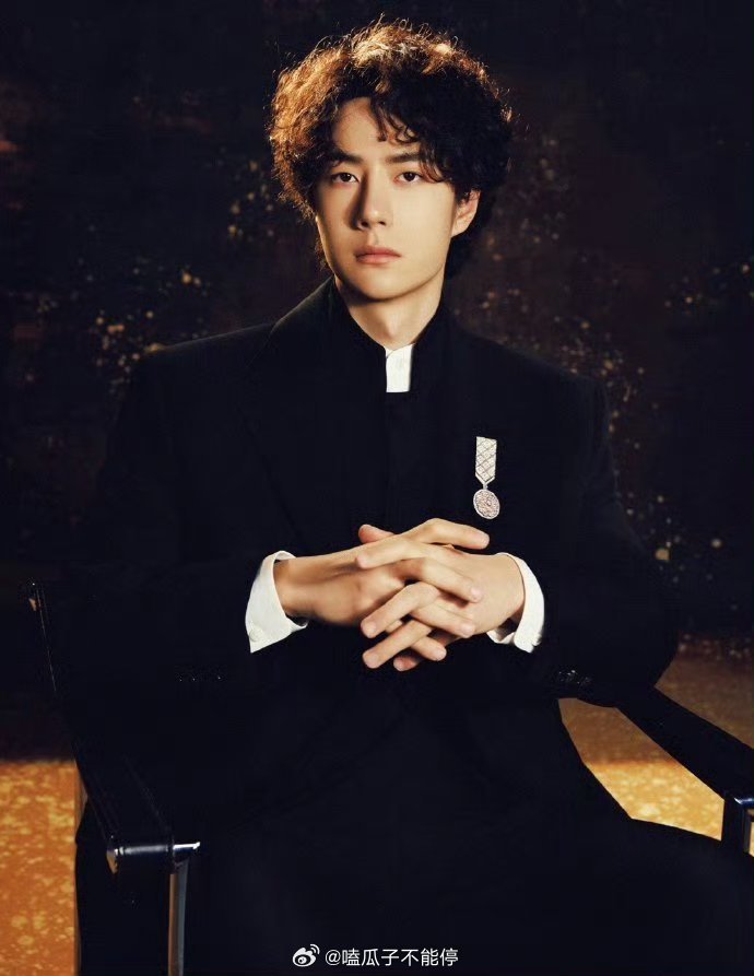 王一博微博之夜造型出图！小卷毛黑西装太帅了 王一博四宫格出图