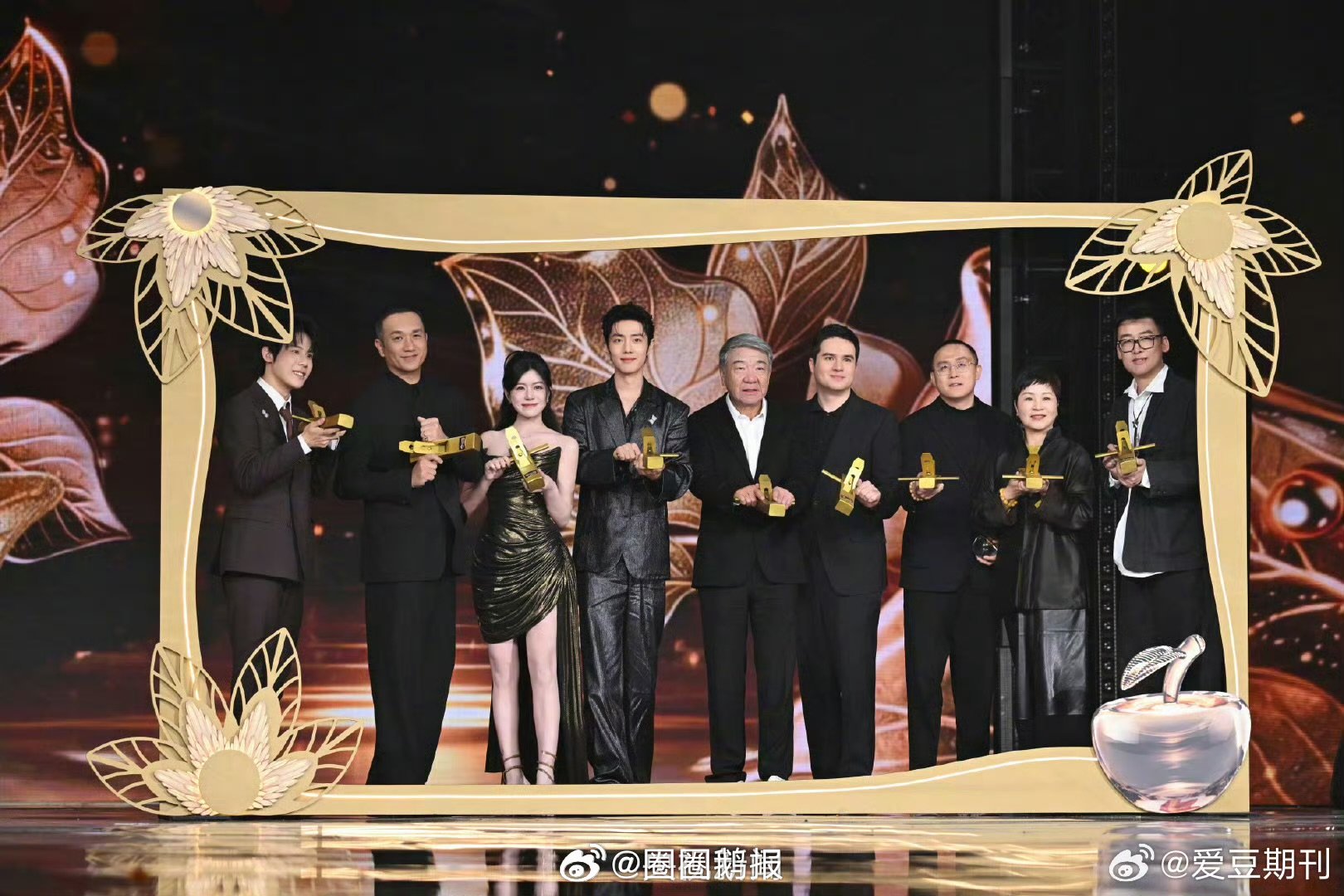 央妈发的肖战和藏海传剧组大合影肖战全方位的剧王认证 肖战全方位的剧王认证，太帅啦