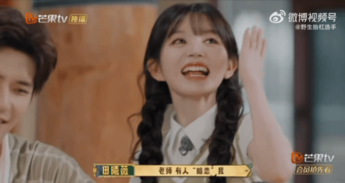 黄明昊看热闹不嫌事大哈哈哈！黄子弘凡你也有今天！上课不听讲又问了一遍规则，被小贾
