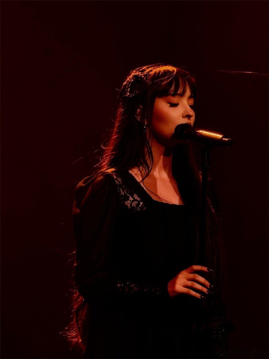 网传凡希亚冲榜歌手之前在节目里的几场表演留下超多名场面，很多观众一直盼她回归。 