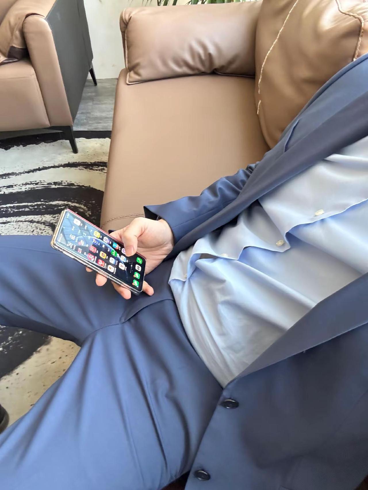 怀里暖和。西装 皮鞋