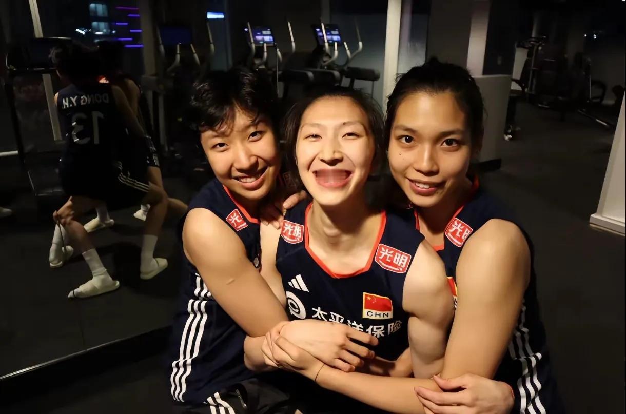 中国女排新“闺蜜团”诞生。很显然，吴梦洁、庄宇珊、董禹含以及唐欣，这几位新生代主