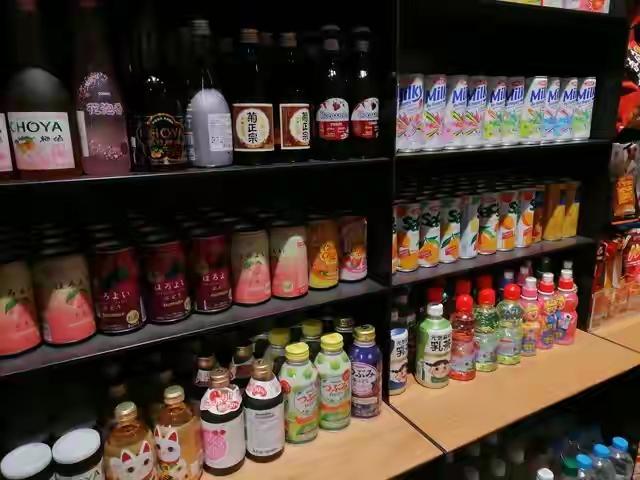 四川乐山，一女子拿了4瓶饮料，直接开盖查验，没想到四瓶全都中了1元换购。她就按照