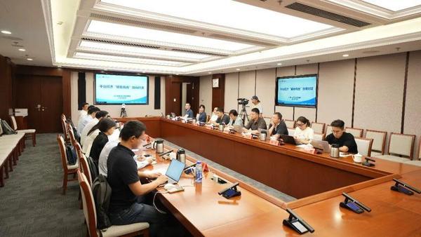 外卖不卷了，商家喘口气
近日，美团、淘宝闪购、京东外卖三大平台跟餐饮商家、行业协